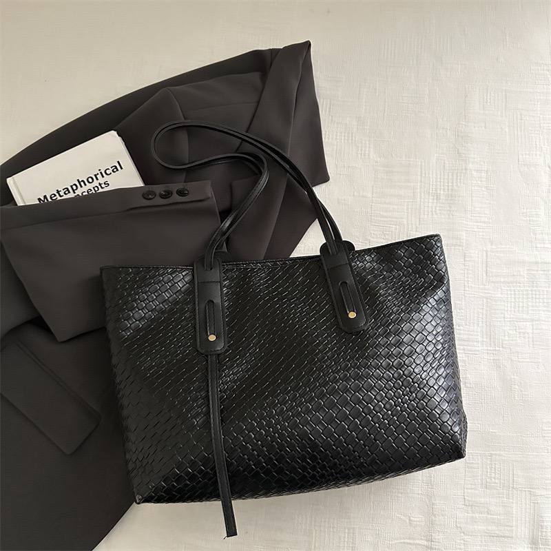 Iska Tote