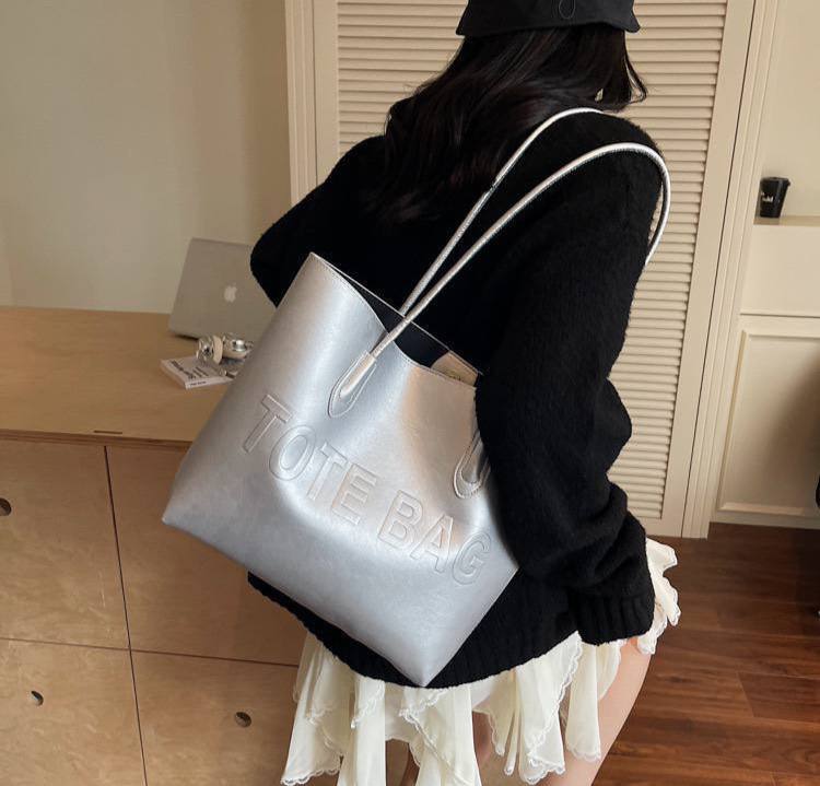 Caly Tote